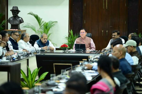 सीएम धामी सख्त: हेल्पलाइन 1905 की शिकायतें बिना कार्रवाई बंद नहीं होंगी, 30 दिन से लंबित मामलों पर विशेष अभियान