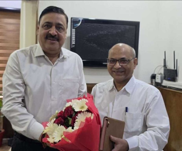 गढ़वाल मंडल के नए आयुक्त बने आनंद स्वरूप, पूर्व आयुक्त विनय शंकर पांडेय से की मुलाकात
