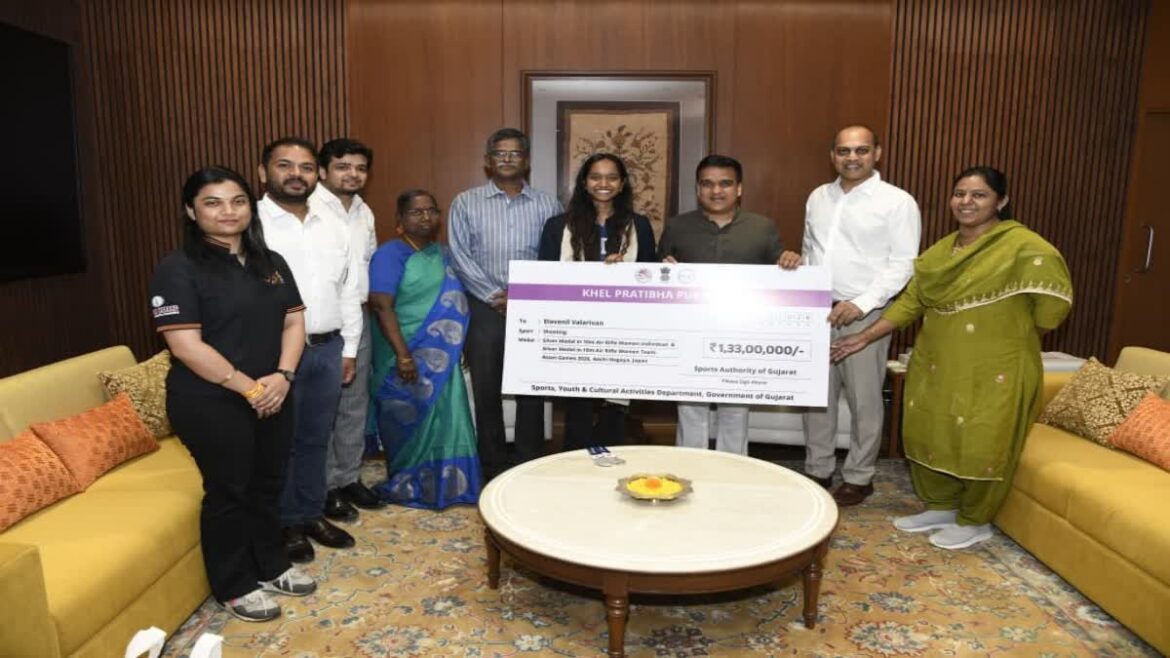 एशियन गेम्स में दो सिल्वर जीतने वाली इलावेनिल वलारिवन पर इनामों की बारिश, गुजरात सरकार ने दिए ₹1.33