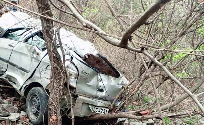 दुःखद: देवप्रयाग – पौड़ी से देहरादून आ रही मारुती कार खाई में गिरी, सवार शिक्षक दंपति की मौत