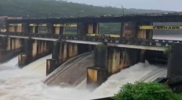 केरल में बारिश से कई बांधों में बढ़ा जल स्तर, अलर्ट जारी
