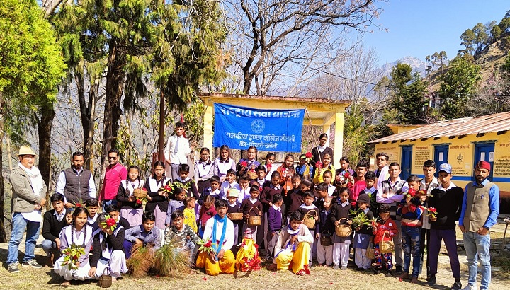 इंटर कॉलेज के छात्रों ने फूलदेई त्यौहार बड़े धूमधाम से मनाया, लोक त्यौहार को बचाने का दिया सन्देश