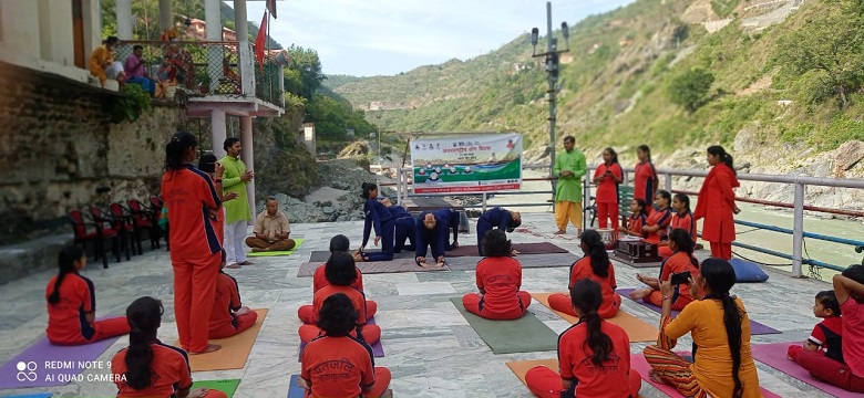 भागीरथी एवं अलकनंदा के संगम पर योगाभ्यास, पर्यटकों सहित कई लोग शामिल