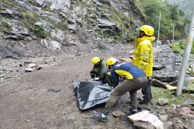 केदारनाथ यात्रा मार्ग पर पहाड़ी से पत्थर गिरने से एक यात्री की मौत, तीन घायल