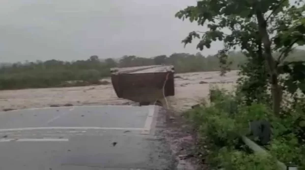 बादल फटने से देहरादून के रायपुर इलाके में तबाही, रायपुर-थानों मार्ग पर बना पुल बहा