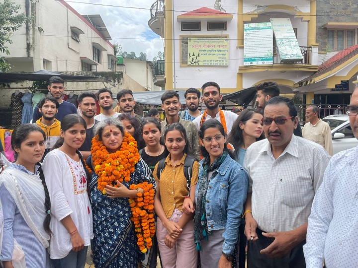 गर्मजोशी से काशी की धरती उत्तरकाशी में डॉ० मधु थपलियाल का स्वागत