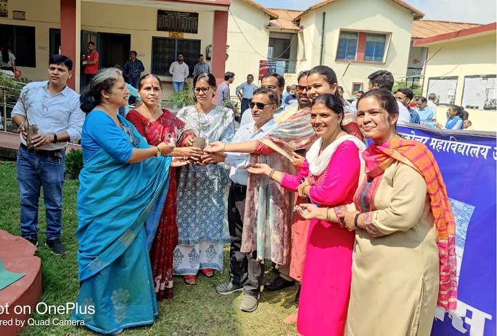 पी जी कॉलेज उत्तरकाशी में हिमालय बचाओ प्रतिज्ञा के साथ हुए अनेक कार्यक्रम आयोजित