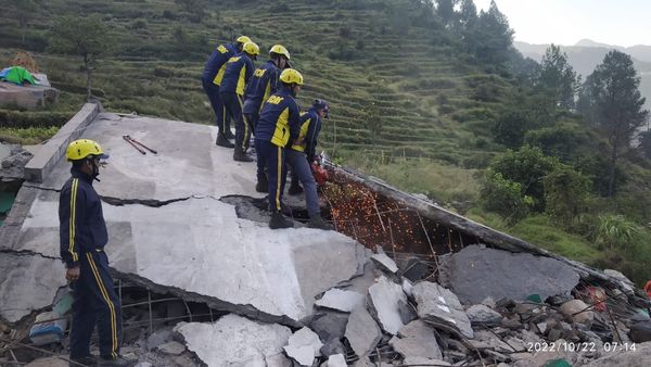 दुःखद: यहां पल भर में मातम में बदल गया दिवाली का जश्न, पल भर में भारी बोल्डर गिरने से एक ही परिवार के 4 लोगों की दबने से मौत