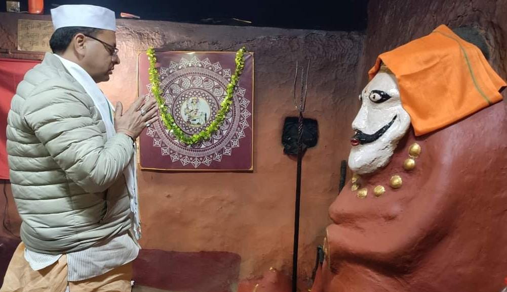 सीएम धामी ने गोल्ज्यू मंदिर में पूजा अर्चना कर मांगी प्रदेश की खुशहाली