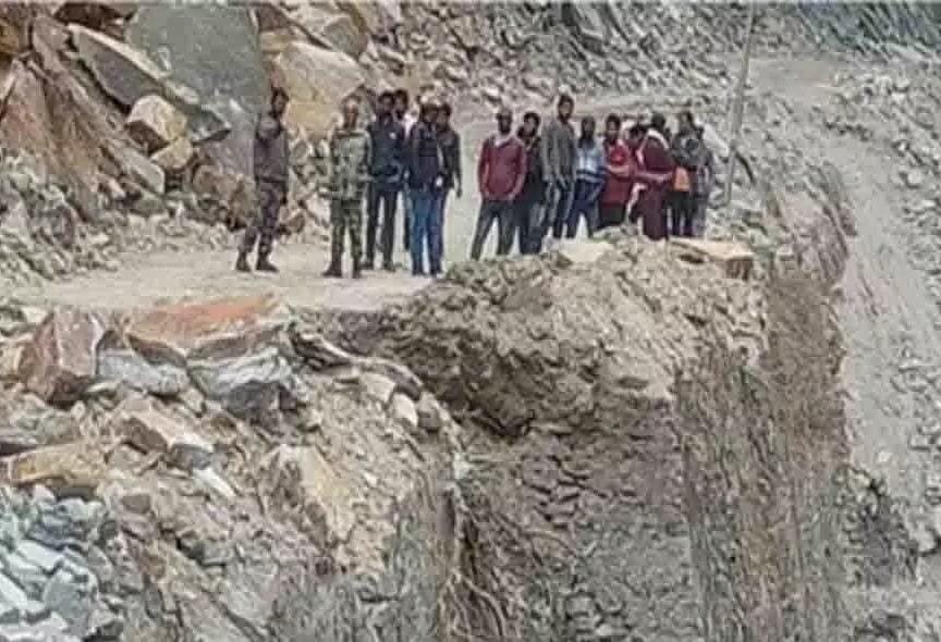 बदरीनाथ हाईवे के पास हाईवे चौड़ीकरण के दौरान हुआ हादसा, जेसीबी खाई में गिरने से चालक की मौत