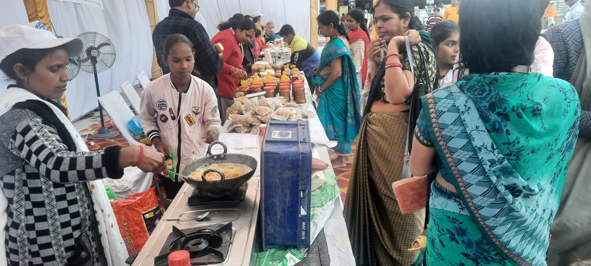 घाट पर हाट कार्यक्रम मे स्थानीय उत्पाद एवं पहाड़ी व्यंजन सैलानियों के आकर्षण का केंद्र रहे