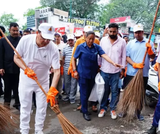 सीएम धामी ने स्वयं झाड़ू लगाकर दिया स्वच्छता का संदेश