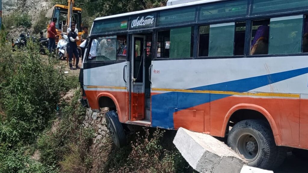 बरातियों से भरी बस पैरापिट तोड़कर हवा में झूली, मची चीख पुकार..