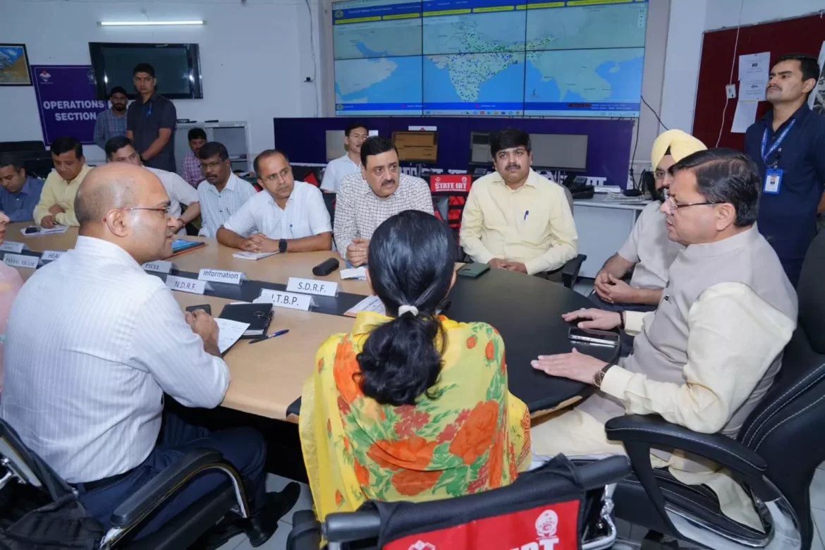 मुख्यमंत्री धामी ने आपदा कंट्रोल रूम में की महत्वपूर्ण बैठक, दिए ये निर्देश