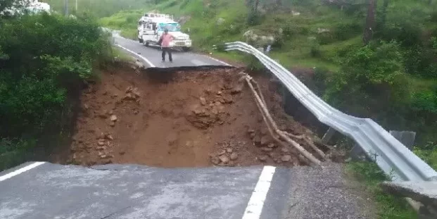 चमोली में गैरसैण-कर्णप्रयाग राष्ट्रीय राजमार्ग सड़क धंसने से हुआ अवरुद्ध