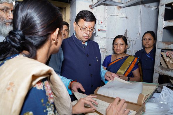 मुख्यमंत्री पुष्कर सिंह धामी ने देहरादून कलेक्ट्रेट स्थित रजिस्ट्रार ऑफिस का निरीक्षण किया