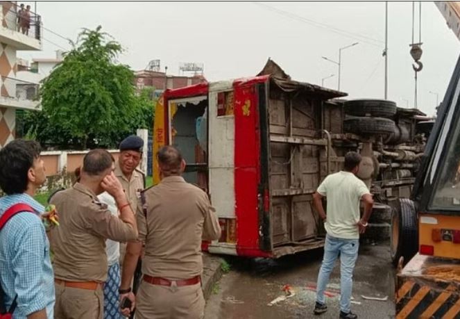 Haridwar: स्कूटी को बचाने के चक्कर में यात्रिओं से भरी बस पलटी, मची चीख-पुकार