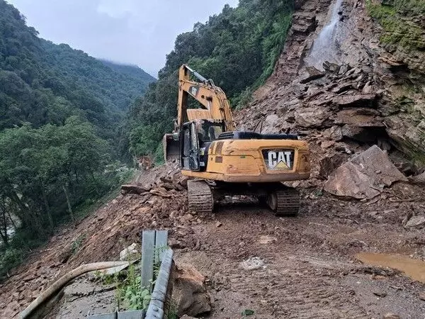 उत्तराखंड के रुद्रप्रयाग में भूस्खलन का मलबा कार पर गिरने से 5 तीर्थयात्रियों की मौत