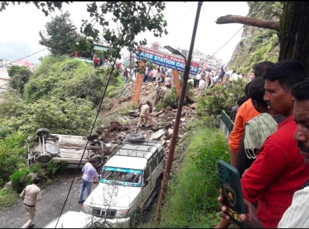 दुःखद: चंबा में पहाड़ी टूटने से गाड़ियां दब गई, मासूम सहित तीन शव बरामद