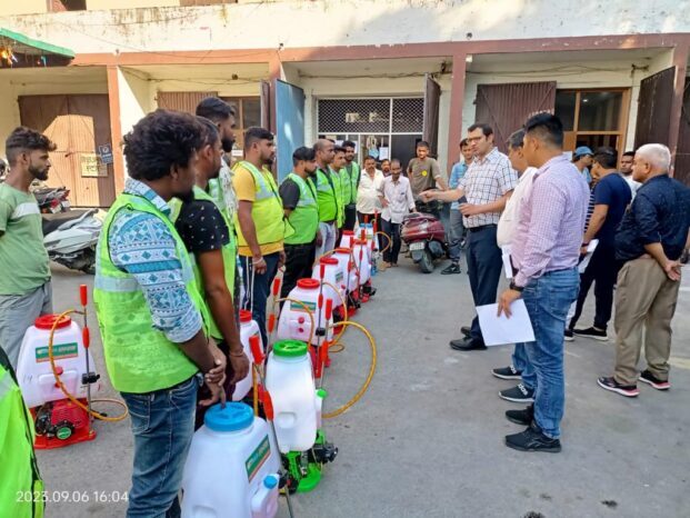 डेंगू के बढ़ते प्रकोप को देखते हुए नगर निगम ने फाॅगिंग एवं लार्वानाशक दवाओं के छिड़काव का चलाया वृहद अभियान