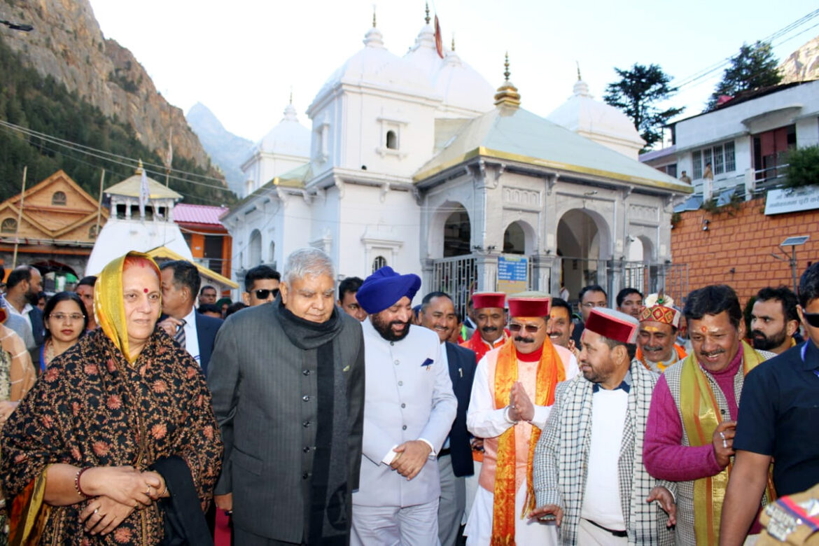 उपराष्ट्रपति जगदीप धनखड़ ने पत्नी संग किए गंगोत्री धाम के दर्शन 