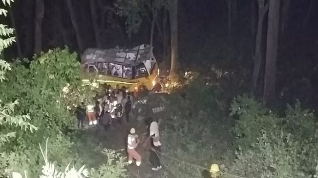 यहाँ बस खाई में गिरी, 4 की मौत, 18 घायल