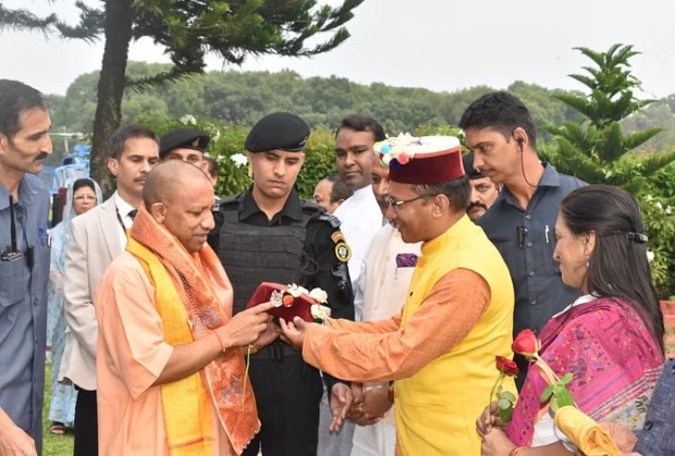 यूपी सीएम योगी पहुंचे देहरादून, जानिए उनका आगे का कार्यक्रम