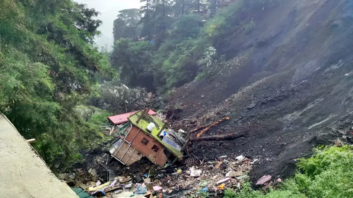 सड़क निर्माण के लिए पहाड़ी काटने के दौरान भूस्खलन, मजदूरों ने भागकर बचाई जान