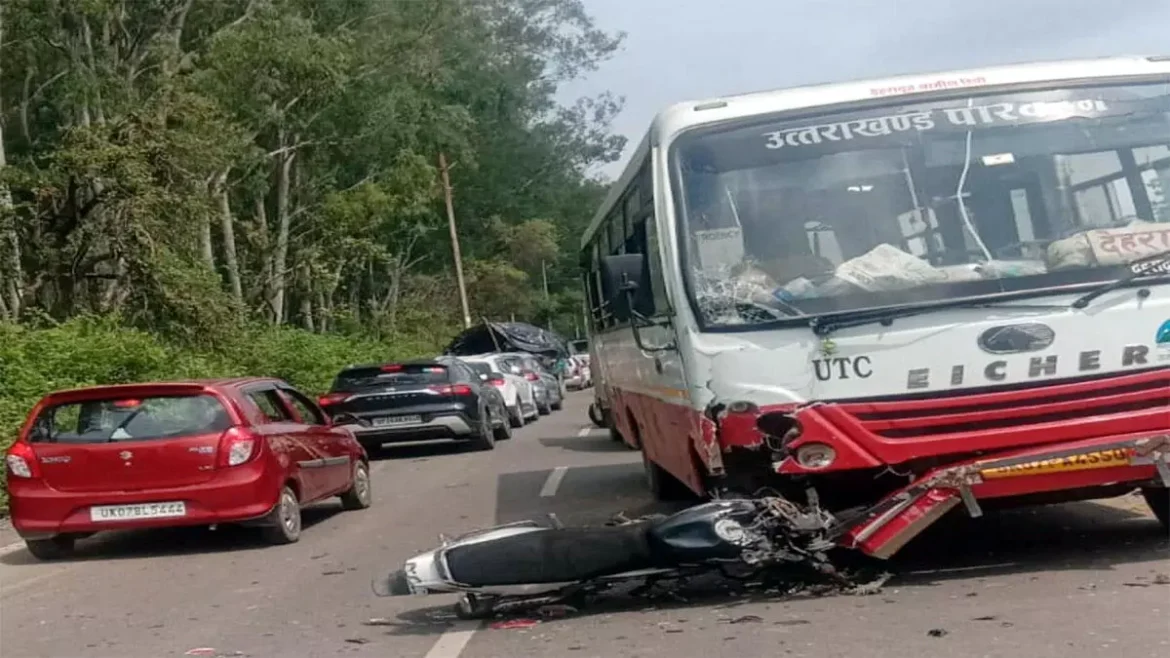 कोटद्वार नजीबाबाद के बीच उत्तराखंड रोडवेज की बस हुई दुर्घटनाग्रस्त