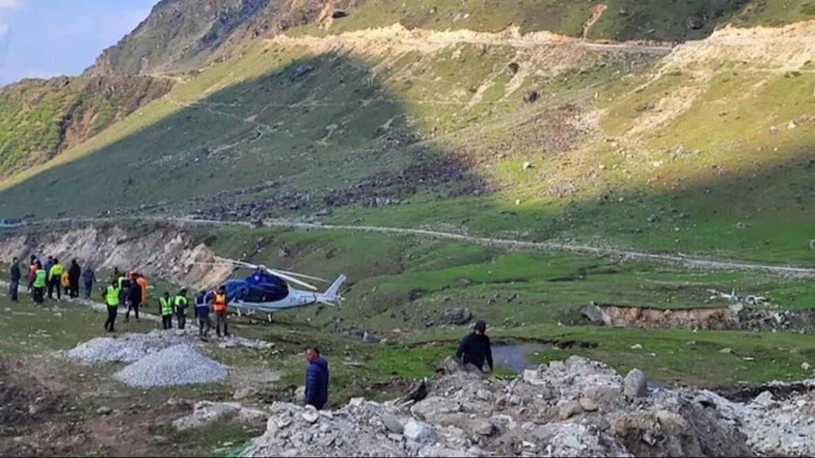 केदारनाथ: तकनीकी खराबी के चलते हेलीकॉप्टर की इमरजेंसी लेंडिग, पायलट की सूझबूझ से बची यात्रियों की जान