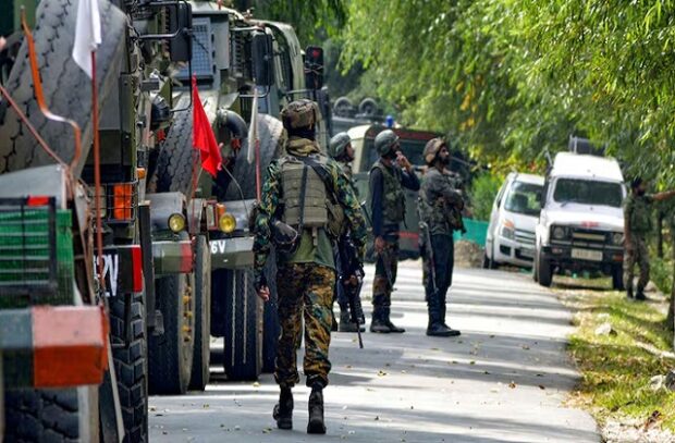 जम्मू: कुपवाड़ा सेक्टर में सेना और आतंकियों के बीच एनकाउंटर, तीन आतंकी ढेर