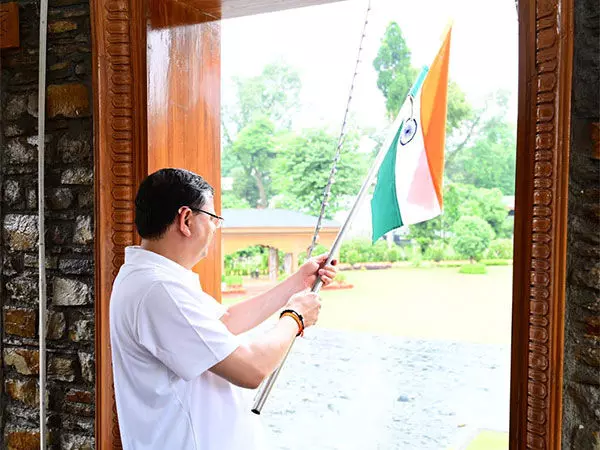 मुख्यमंत्री पुष्कर सिंह धामी ने ‘हर घर तिरंगा’ अभियान के तहत अपने आवास पर तिरंगा फहराया