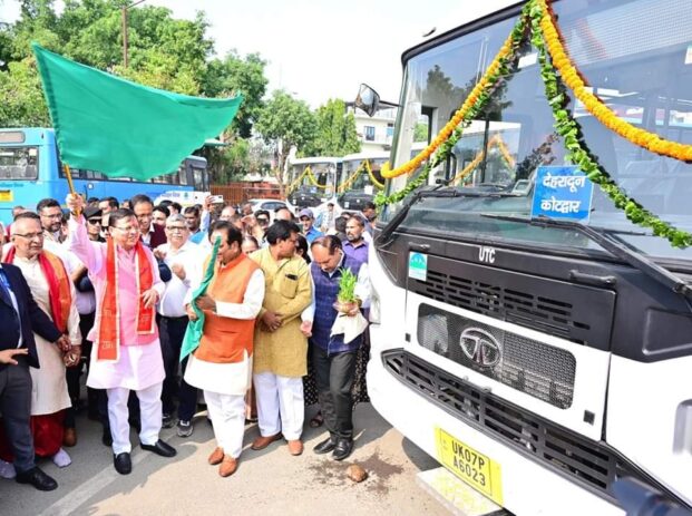 मुख्यमंत्री पुष्कर सिंह धामी ने 130 नई BS-06 मॉडल बसों को दिखाई हरी झंडी