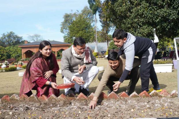 मुख्यमंत्री पुष्कर सिंह धामी ने किया ट्यूलिप बल्ब का रोपण, पुष्प उत्पादन को बढ़ावा देने पर दिया जोर