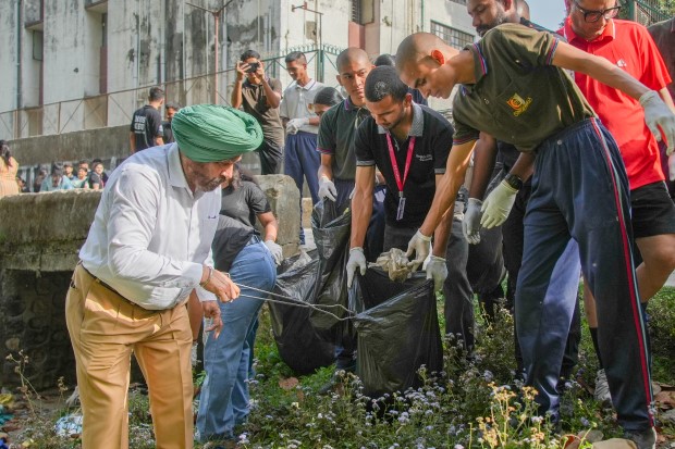 पृथ्वी दिवस पर ग्राफ़िक एरा में छात्र-छात्राओं ने चलाया जागरूकता अभियान