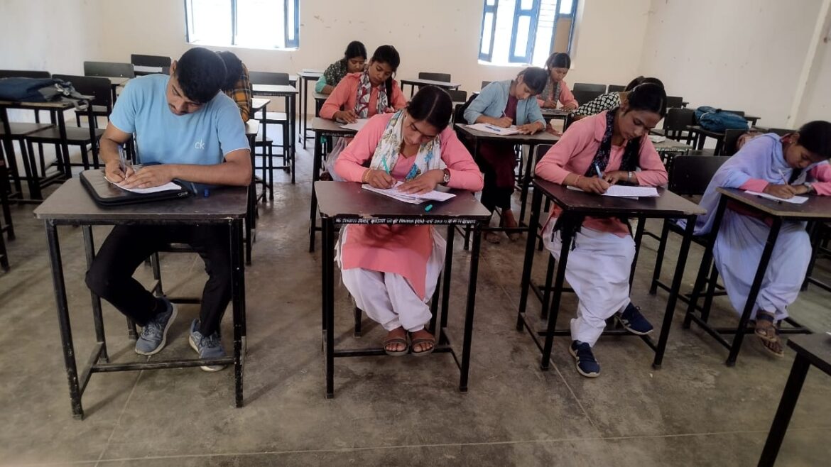 ओंकारानंद सरस्वती महाविद्यालय देवप्रयाग में निबंध प्रतियोगिता आयोजित, तानिया ने मारी बाजी
