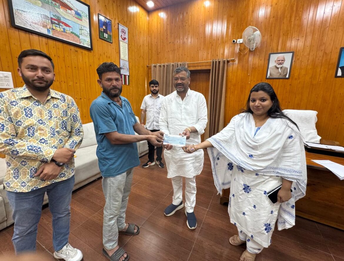 अटल निर्मल नगर पुरस्कार योजना के तहत नगर निगम देहरादून ने उत्कृष्ट सफाई कर्मचारियों को किया सम्मानित