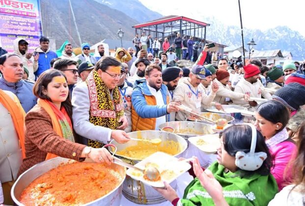 केदारनाथ में मुख्य सेवक भंडारा में मुख्यमंत्री ने श्रद्धालुओं को वितरित किया प्रसाद