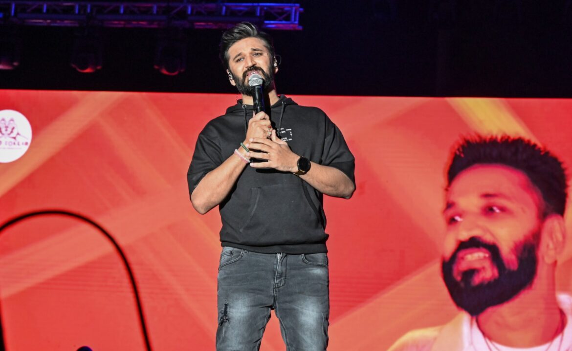 अमित त्रिवेदी के गानों पर घंटों नाचे छात्र-छात्राएं, ग्राफेस्ट में ‘शाम शानदार आसमां से आ गिरी…’