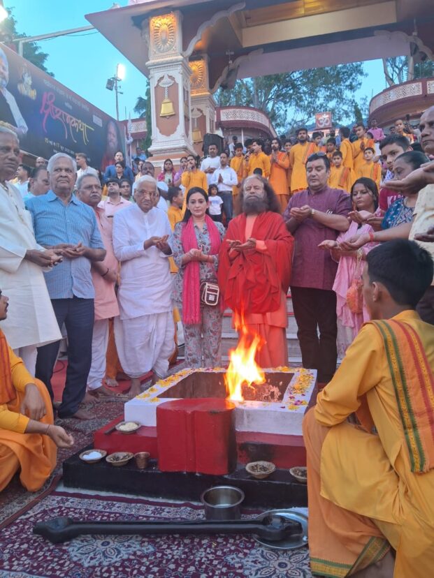 परमार्थ निकेतन की संध्याकालीन आरती में सपरिवार शामिल हुए उत्तराखंड ज्योतिष रत्न आचार्य दैवज्ञ