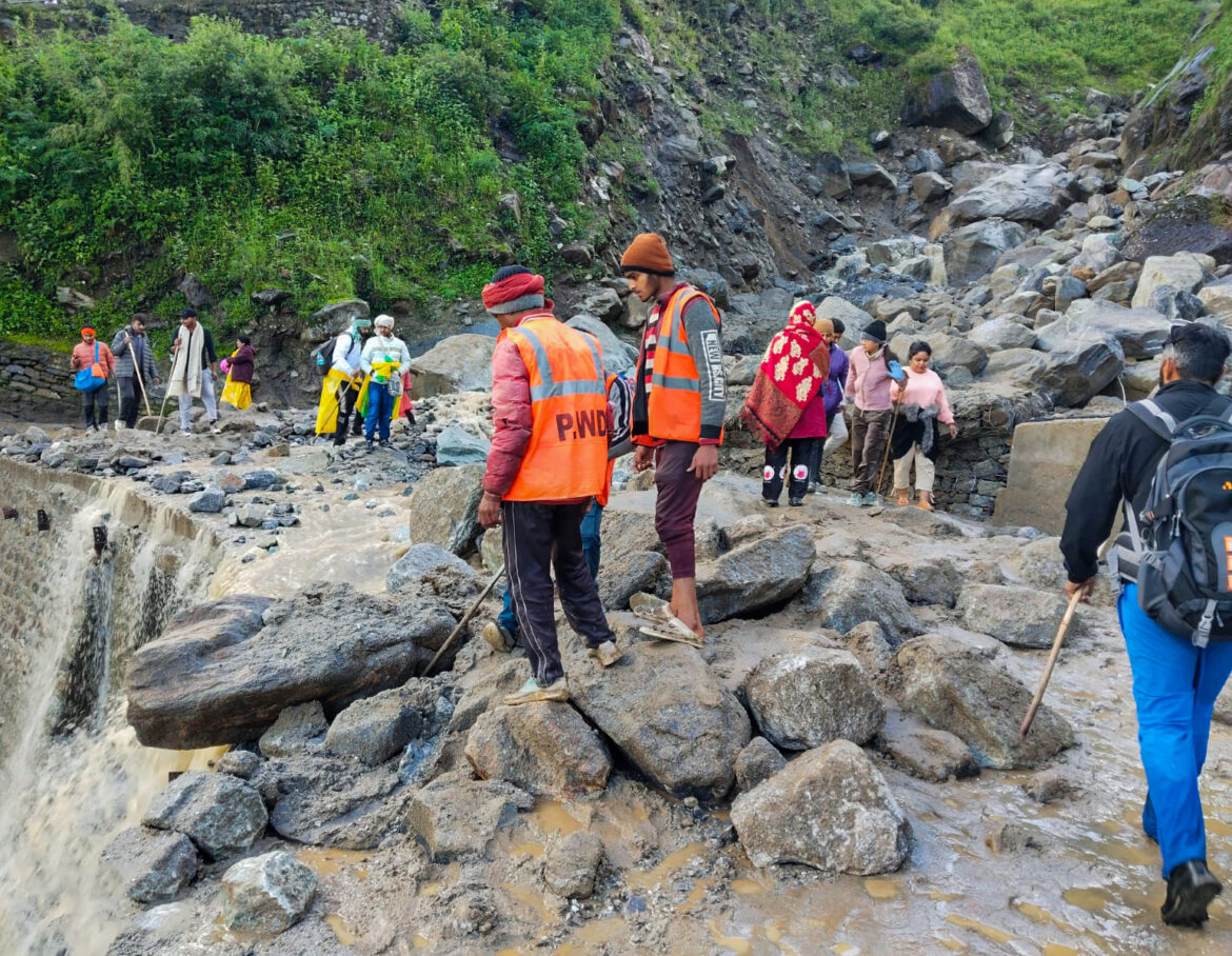 रुद्रप्रयाग: भूस्खलन से सोनप्रयाग-गौरीकुंड मार्ग बंद, बदरीनाथ में अलकनंदा का जलस्तर बढ़ा, श्रद्धालुओं से तट से दूर रहने की अपील