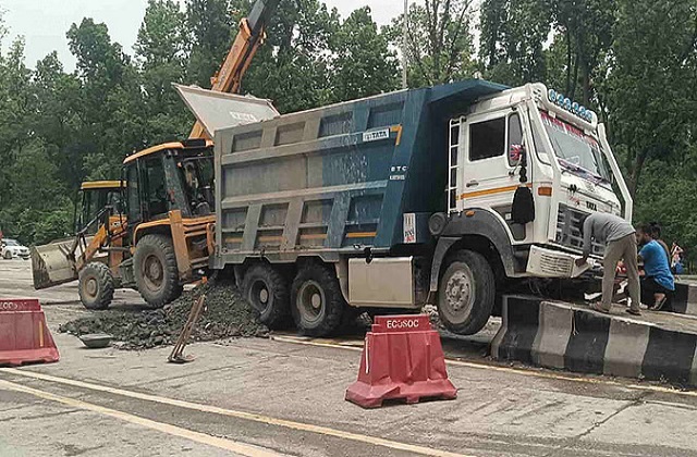 देहरादून के डोईवाला में फिर हादसा! अनियंत्रित डंपर टोल प्लाजा की बैरिकेडिंग से टकराया, बड़ा हादसा टला