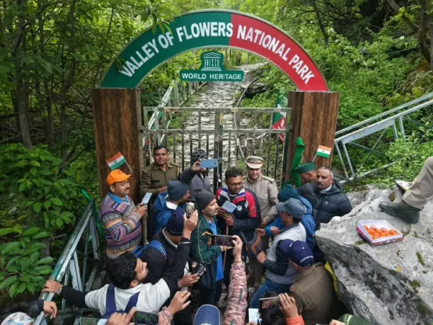 विश्व प्रसिद्ध फूलों की घाटी पर्यटकों के लिए खुली, पहले ही दिन पहुंचे सैलानी