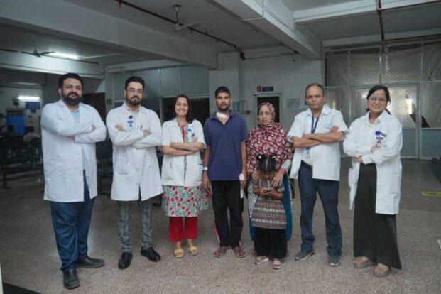 श्री महंत इन्दिरेश अस्पताल में गर्दन में छड़ घुसने से  घायल मरीज़ की डाॅक्टरों ने बचाई जान
