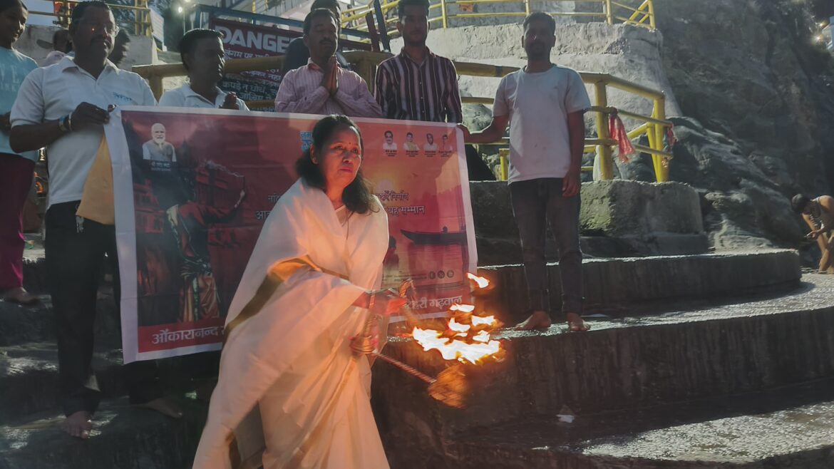 गंगा दशहरा पर देवप्रयाग संगम स्थल पर नमामि गंगे समिति द्वारा भव्य गंगा आरती का आयोजन