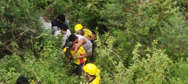 मसूरी मार्ग पर मैगी प्वाइंट के पास खाई में गिरी कार, SDRF ने घायलों को रेस्क्यू कर पहुंचाया अस्पताल