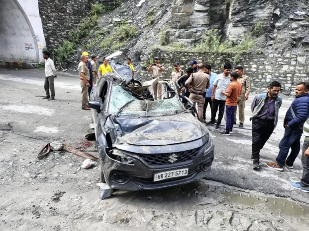 पहाड़ी से गिरे पत्थर ने रौंदी कार, एक की मौत, दो घायल