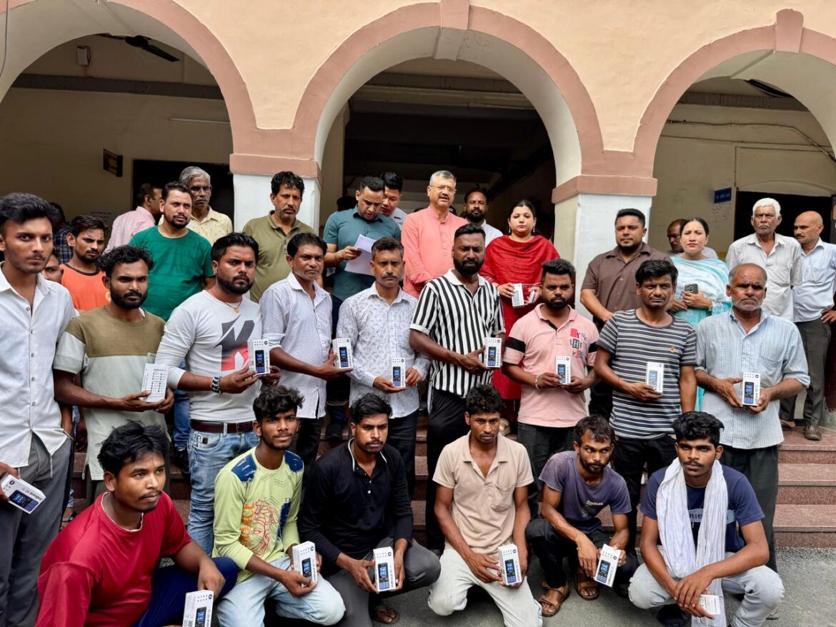 नगर निगम देहरादून ने डोर-टू-डोर कूड़ा संग्रहण वाहन चालकों को मोबाइल फोन किए वितरित