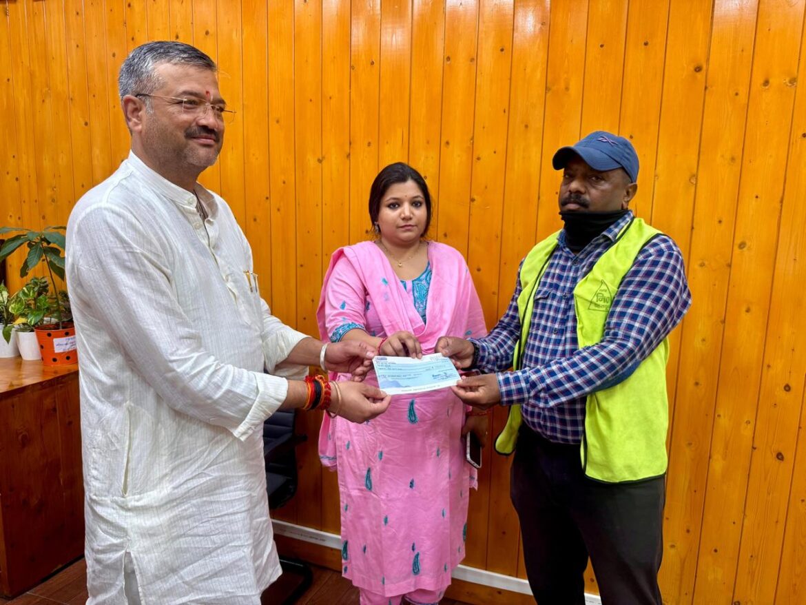 अटल निर्मल नगर पुरस्कार योजना के अंतर्गत मई माह के उत्कृष्ट सफाई कर्मचारियों को मिला सम्मान