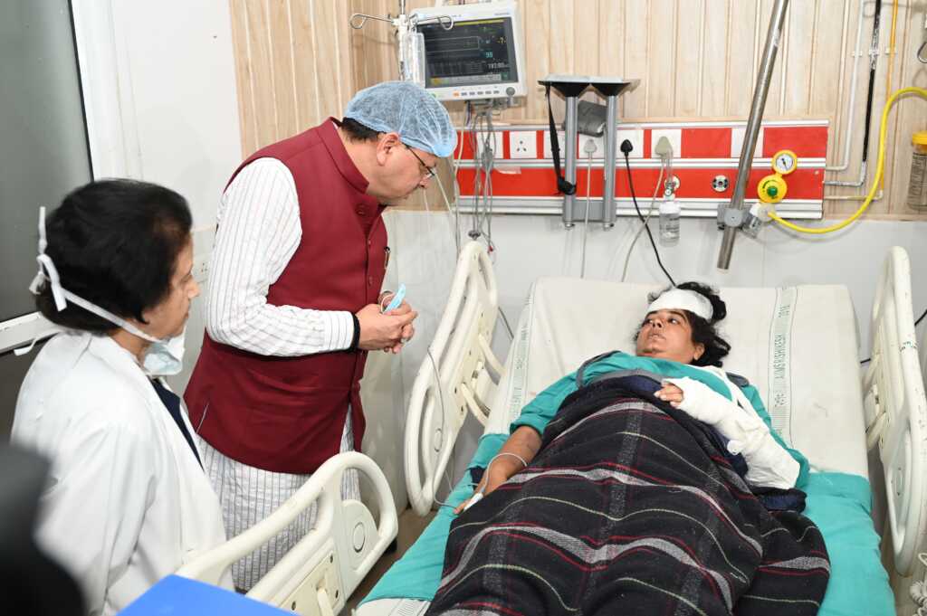 मुख्यमंत्री धामी ने एम्स ऋषिकेश में जाना रुद्रप्रयाग बस हादसे के घायलों का हाल, समुचित उपचार के दिए निर्देश